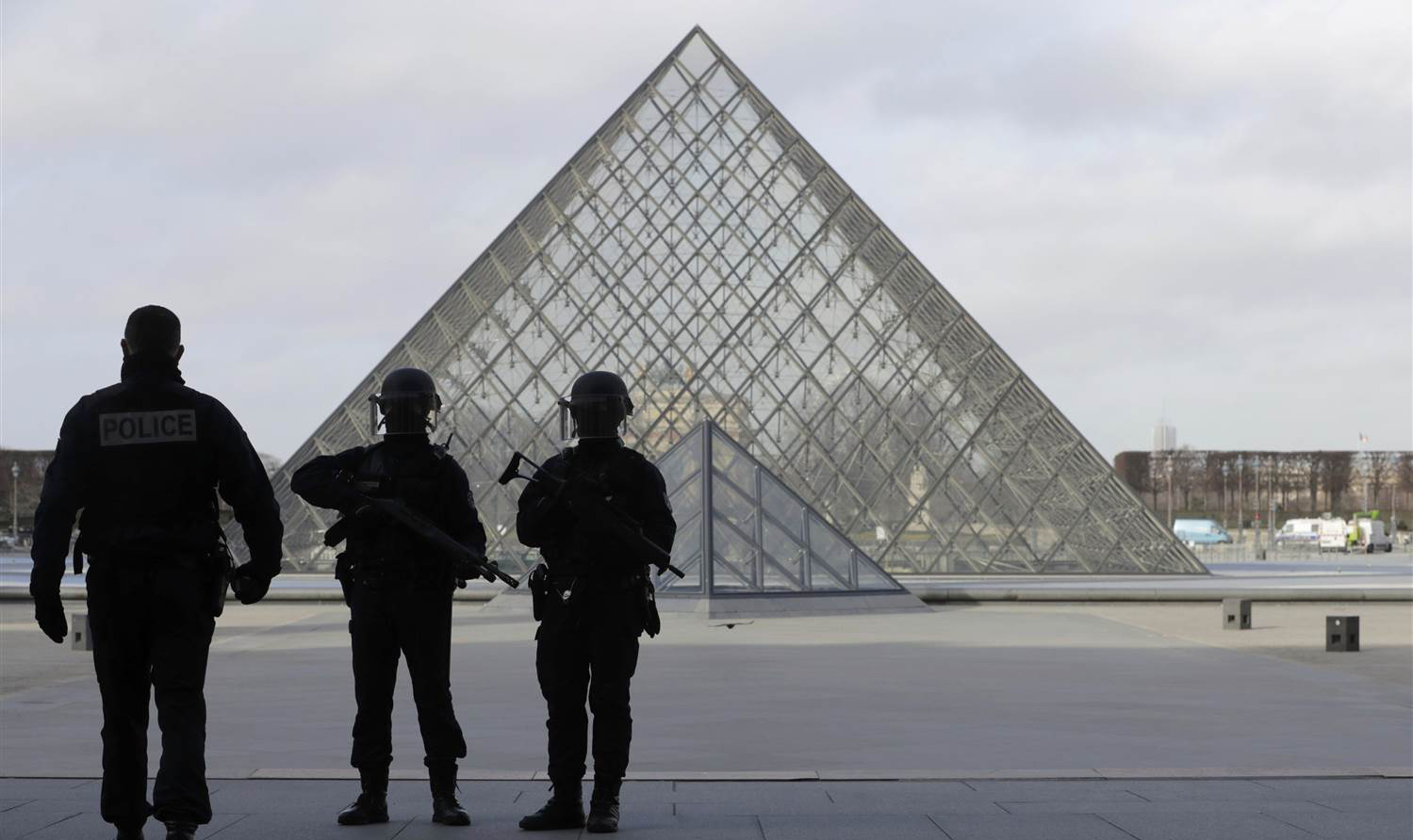 Paris'te Louvre Müzesi'nde nöbet tutan askerlere bıçakla saldırı